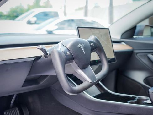 Used 2018 Tesla Model 3 RWD image 9