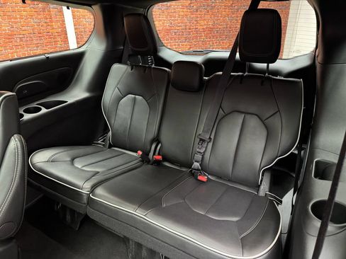 Used 2025 Chrysler Pacifica Limited FWD image 28