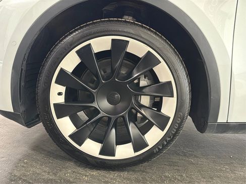 Used 2022 Tesla Model Y Long Range image 13