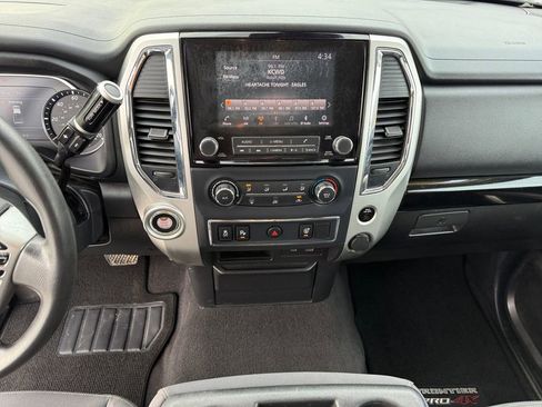 Used 2021 Nissan Titan SV image 11
