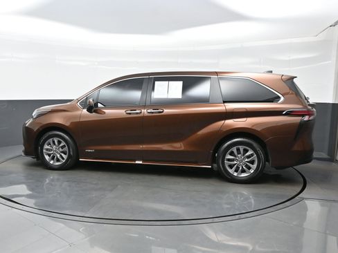 Used 2021 Toyota Sienna XLE FWD image 3