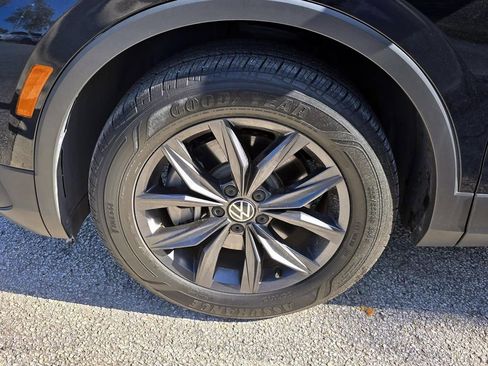 Used 2023 Volkswagen Tiguan SE w/ Panoramic Sunroof Package image 8