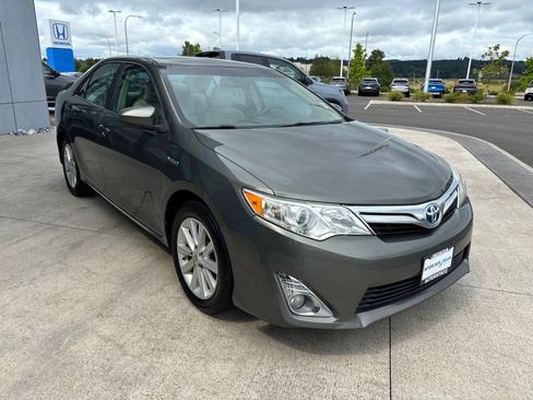 Used 2012 Toyota Camry XLE w/ Leather Pkg FWD image 3