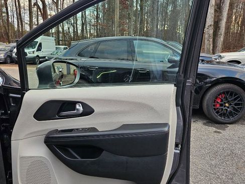 Used 2020 Chrysler Pacifica Limited image 37