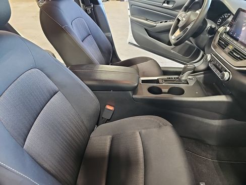 Used 2025 Nissan Altima 2.5 SV FWD image 10