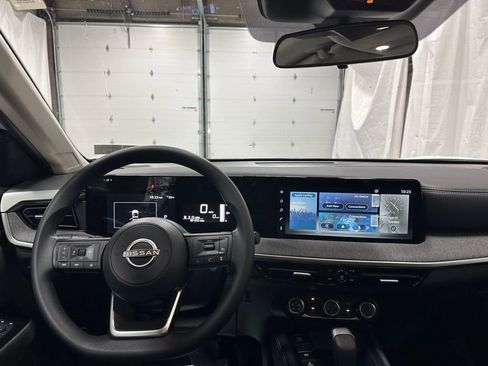 Used 2025 Nissan Kicks SV AWD/4WD image 16