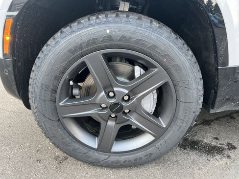 New 2026 Land Rover Defender 110 X-Dynamic SE image 6