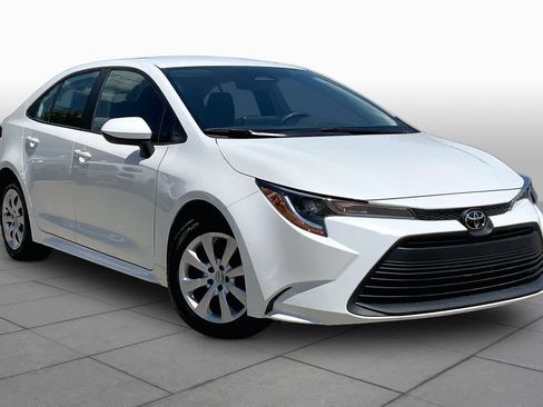 Used 2025 Toyota Corolla LE FWD image 3
