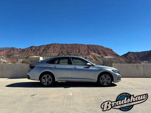 Used 2024 Volkswagen Jetta SE image 3