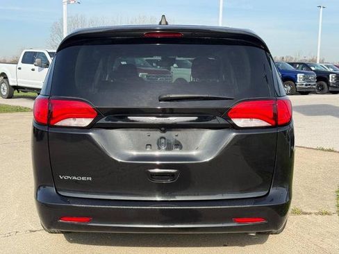 Used 2023 Chrysler Voyager LX FWD image 4
