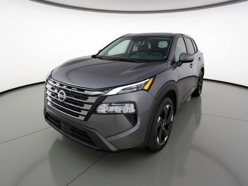 Used 2025 Nissan Rogue SV image 3