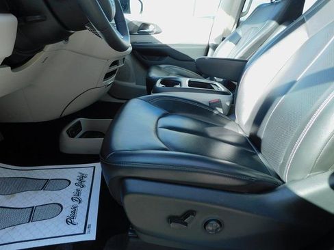 Used 2024 Chrysler Pacifica Select image 6