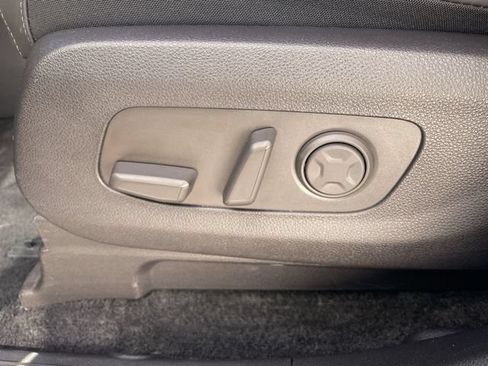 Used 2026 Kia Carnival FWD image 12