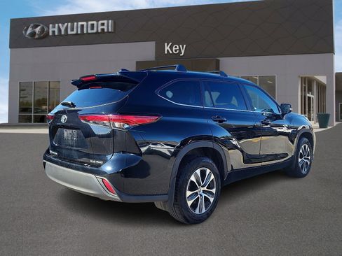 Used 2023 Toyota Highlander XLE AWD/4WD image 4