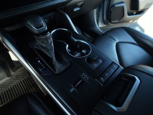 Used 2022 Toyota Highlander XLE image 32