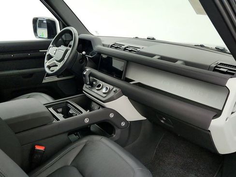 Used 2023 Land Rover Defender 90 SE image 24
