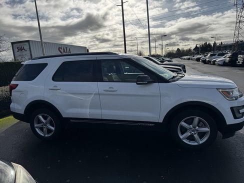 Used 2017 Ford Explorer XLT w/ Equipment Group 202A image 4