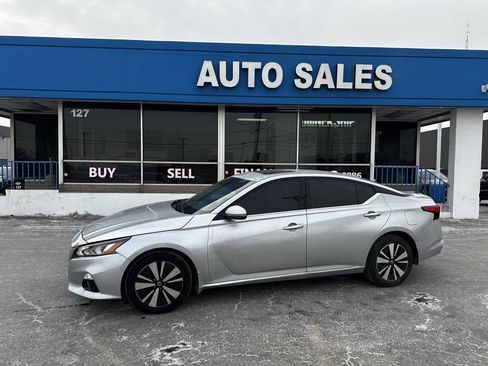 Used 2020 Nissan Altima 2.5 SV image 2