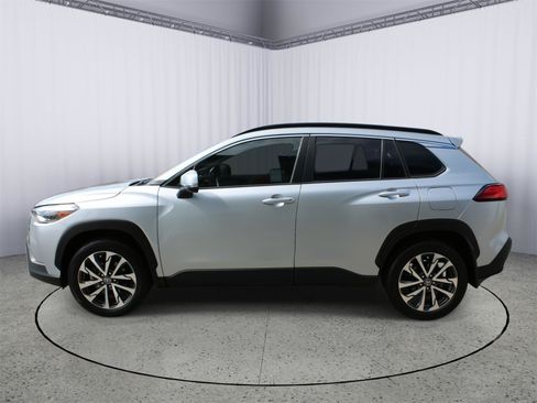 Used 2022 Toyota Corolla Cross XLE w/ Convenience Package FWD image 5