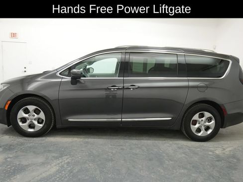 Used 2017 Chrysler Pacifica Touring-L Plus FWD image 4