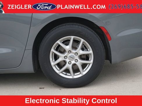 Used 2025 Chrysler Pacifica Select FWD image 9