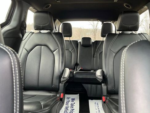 Used 2025 Chrysler Pacifica Select image 23