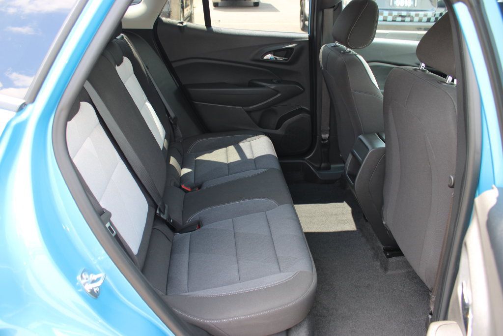 Certified 2025 Chevrolet Trax LS FWD image 37