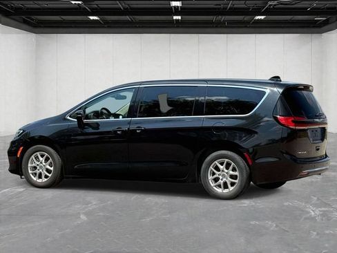 Used 2023 Chrysler Pacifica Touring-L FWD image 2