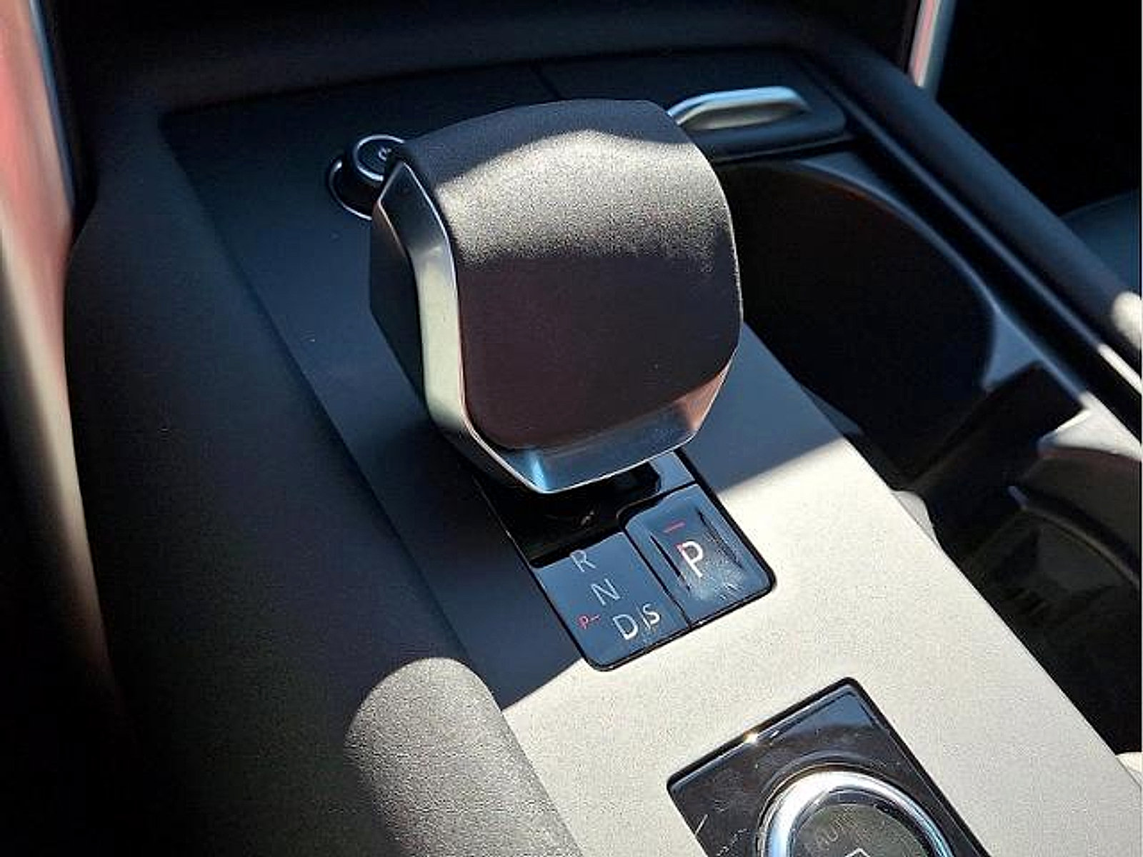 Used 2025 Land Rover Discovery S AWD/4WD image 18