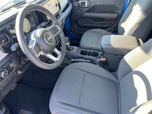 Used 2025 Jeep Wrangler Unlimited Sahara AWD/4WD image 26