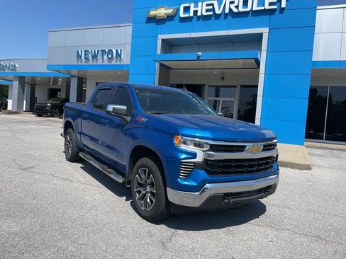 Used 2022 Chevrolet Silverado 1500 LT w/ Z71 Off-Road Package AWD/4WD image 2