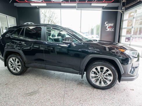 Used 2021 Toyota RAV4 XLE Premium image 5