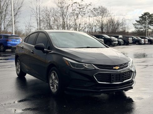 Used 2018 Chevrolet Cruze LT image 2