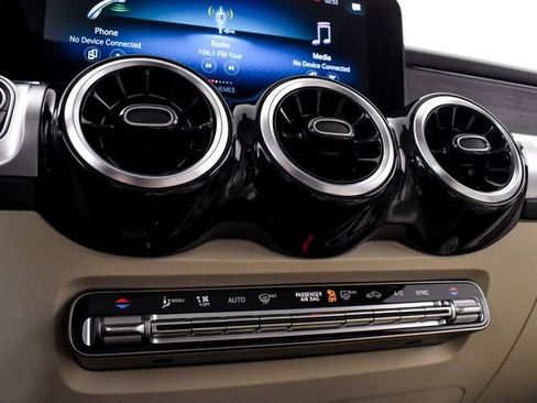 Used 2022 Mercedes-Benz GLB 250 image 27