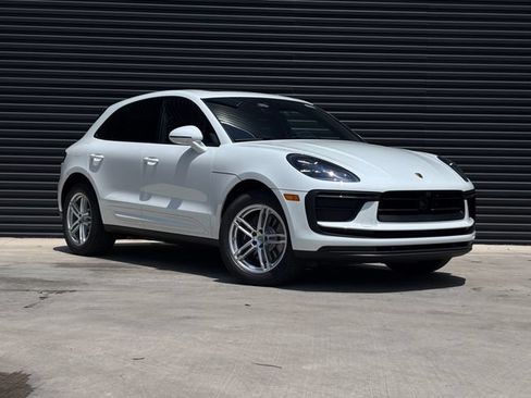 Certified 2026 Porsche Macan AWD/4WD image 9