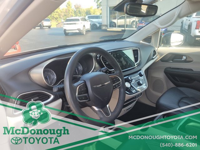Used 2024 Chrysler Pacifica Touring-L FWD image 4