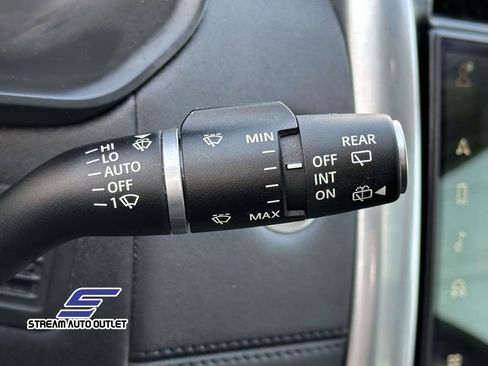 Used 2024 Land Rover Discovery S image 25