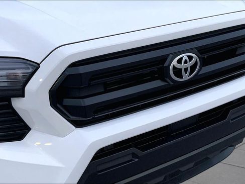 Used 2025 Toyota Tacoma SR AWD/4WD image 29