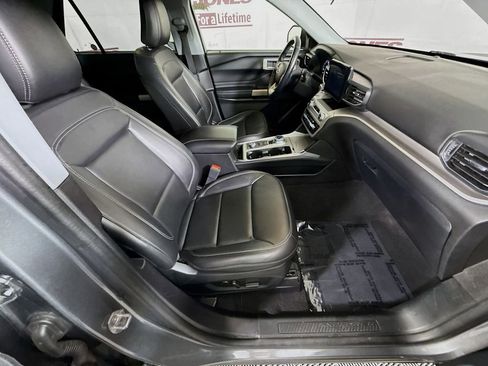 Used 2022 Ford Explorer XLT w/ Equipment Group 202A AWD/4WD image 32