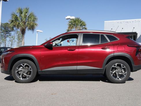 Used 2025 Chevrolet Trax LT image 2