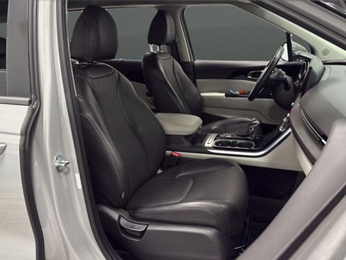 Used 2024 Kia Carnival EX FWD image 23