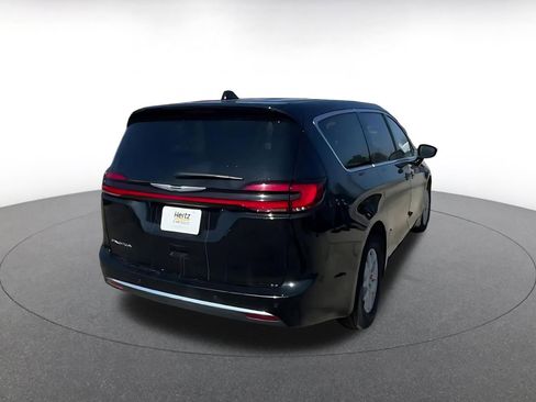 Used 2024 Chrysler Pacifica Touring-L image 14