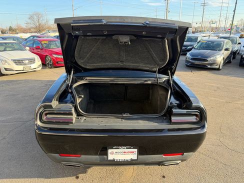 Used 2016 Dodge Challenger SXT image 29