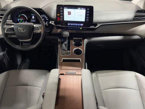 Used 2023 Toyota Sienna XLE FWD image 37