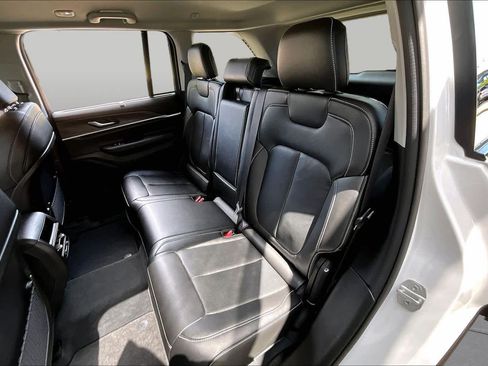 Used 2023 Jeep Grand Cherokee Limited w/ Luxury Tech Group II AWD/4WD image 21