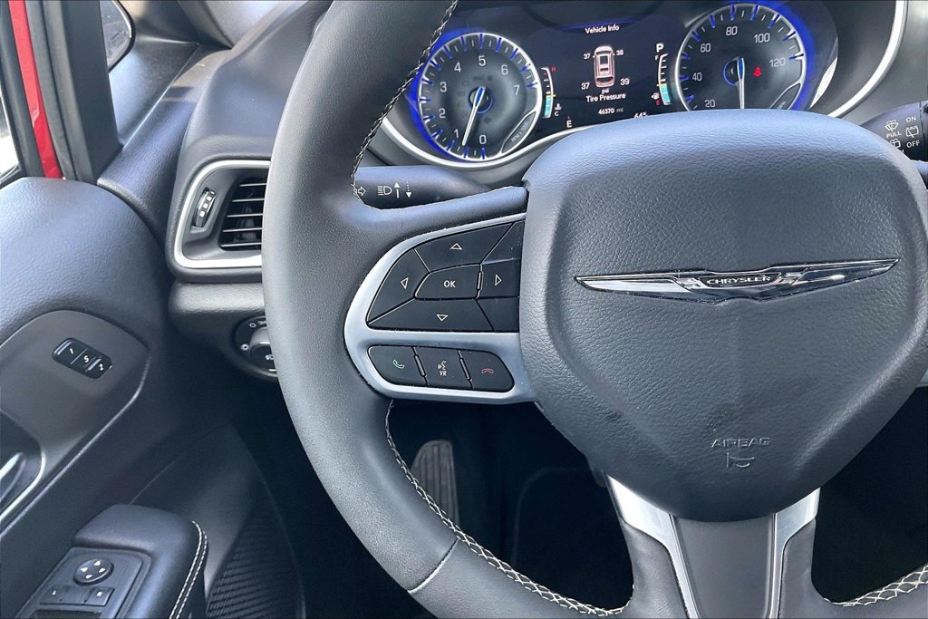 Used 2025 Chrysler Pacifica Select FWD image 11