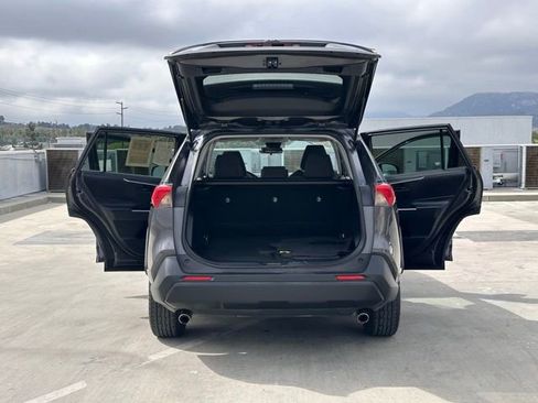 Used 2022 Toyota RAV4 LE w/ Carpet Mat Package (TMS) AWD/4WD image 27