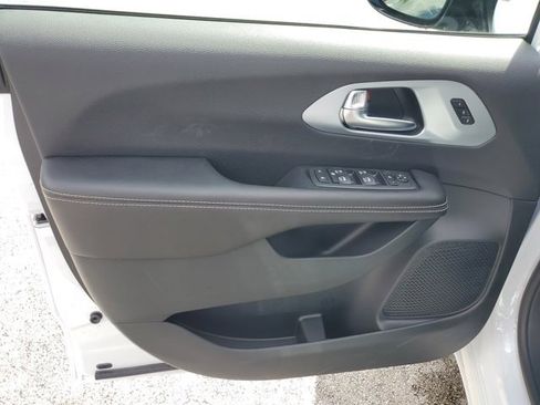 New 2026 Chrysler Pacifica Limited FWD image 10