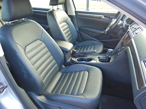 Used 2017 Volkswagen Passat 1.8T SEL Premium image 17