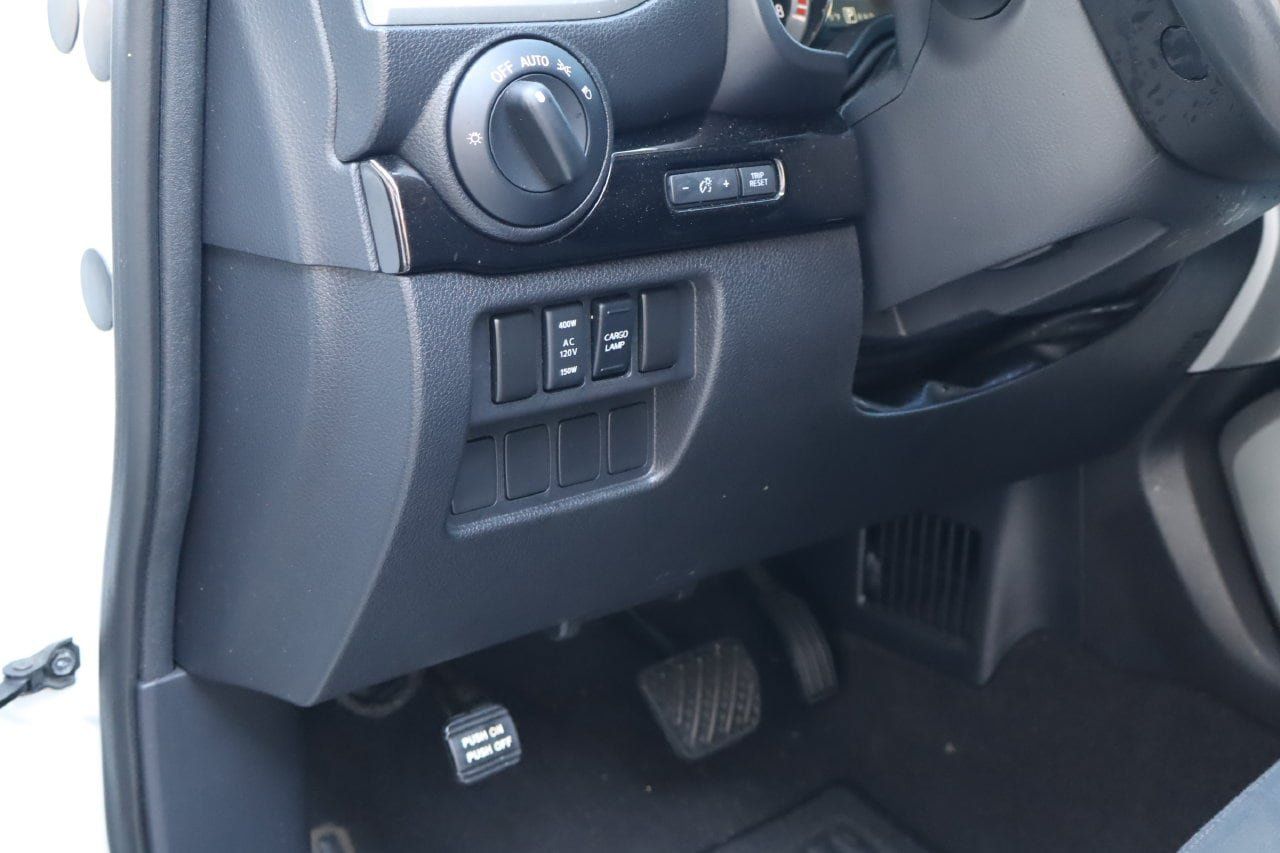 Used 2018 Nissan Titan SV w/ SV Convenience Package RWD image 21